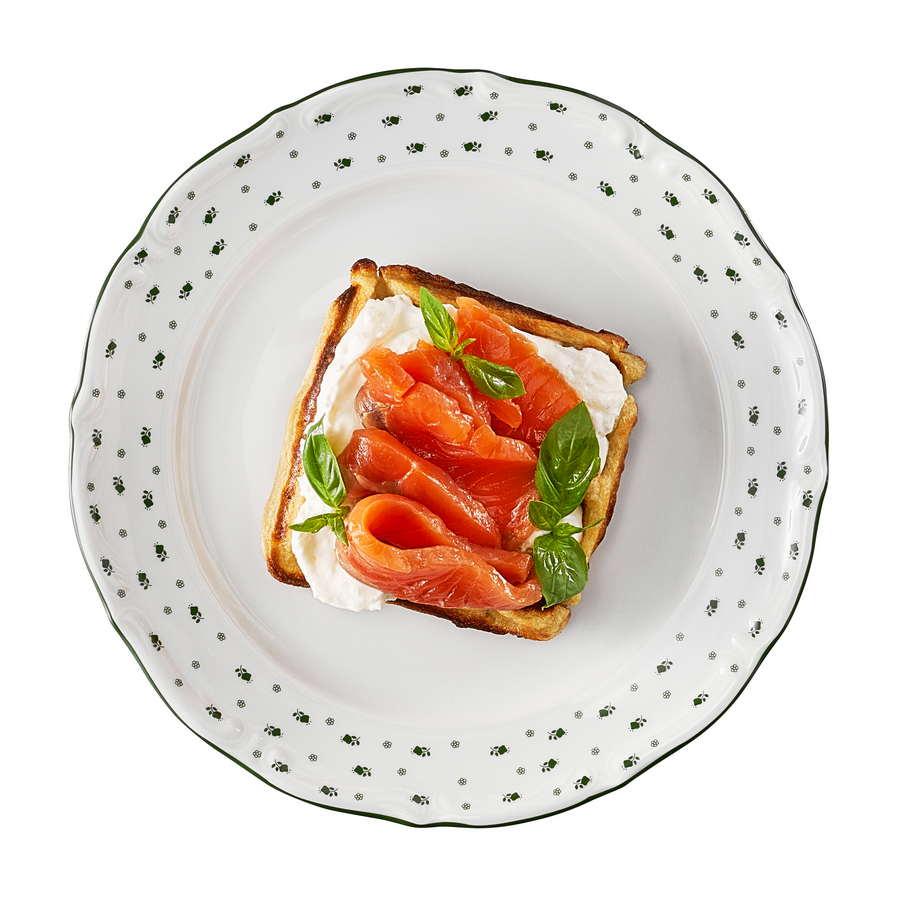 Картофельная вафля с лососем и авокадо