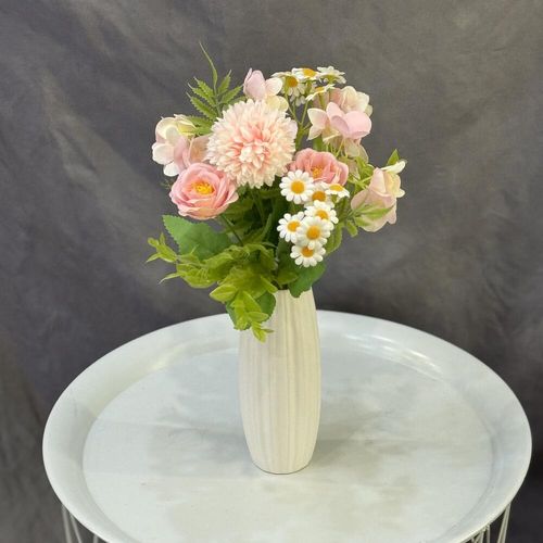 Букет декоративных цветов в фарфоровой вазе