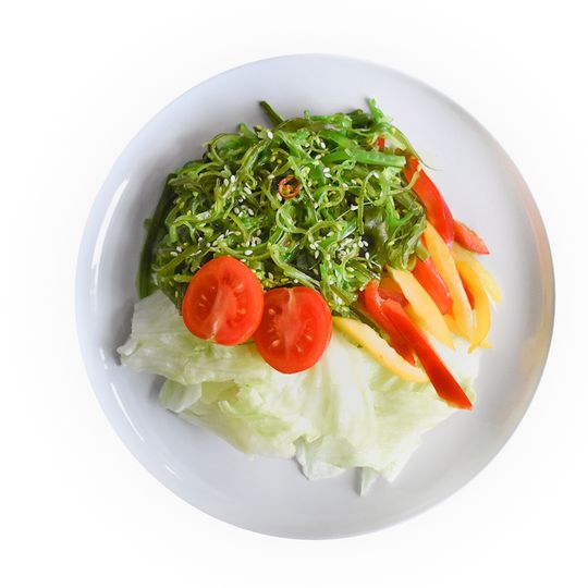 Салат с чукой и ореховым соусом
