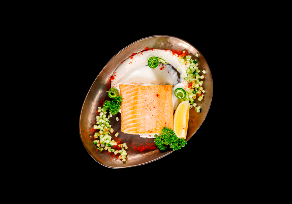 Стейк лосося с огуречным тар-таром