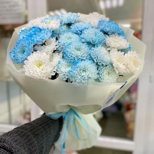 Букет из разноцветной кустовой хризантемы в упаковке