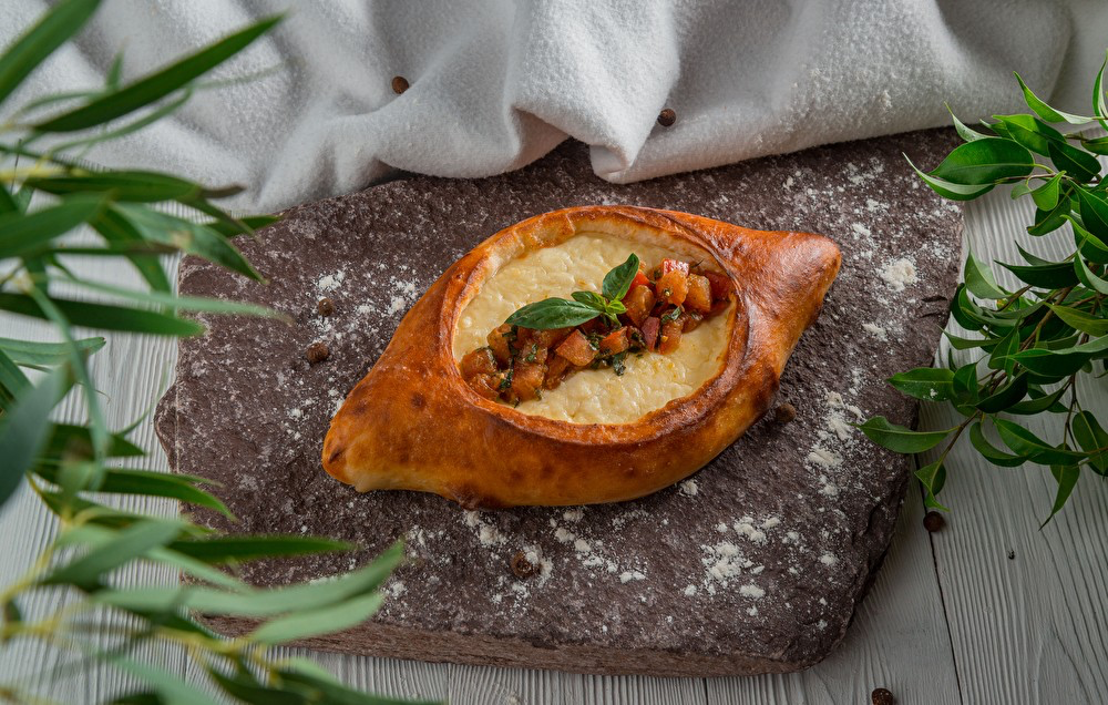 Хачапури «Томат-базилик»