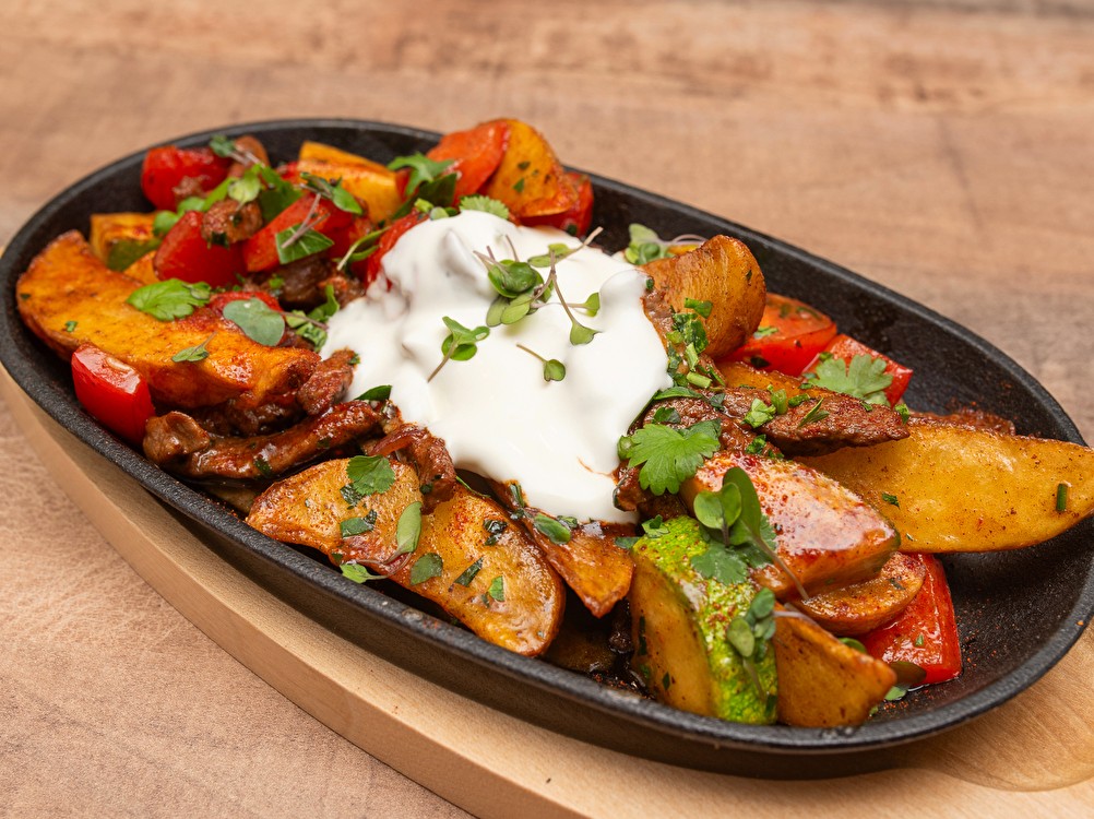 Жаркое в сковородке с цыпленком и овощами