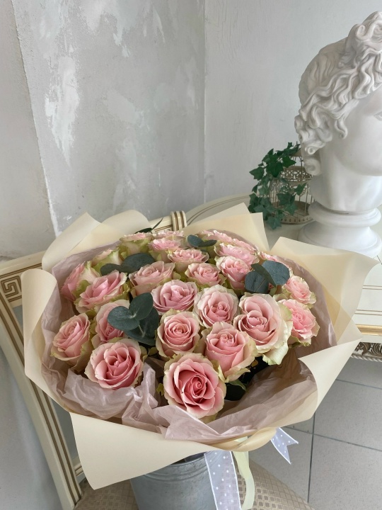 Пышный монобукет 25 роз с эвкалиптом