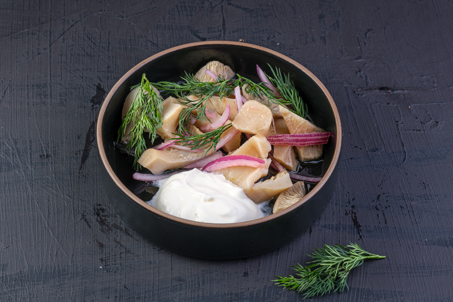 Грузди с луком и сметаной