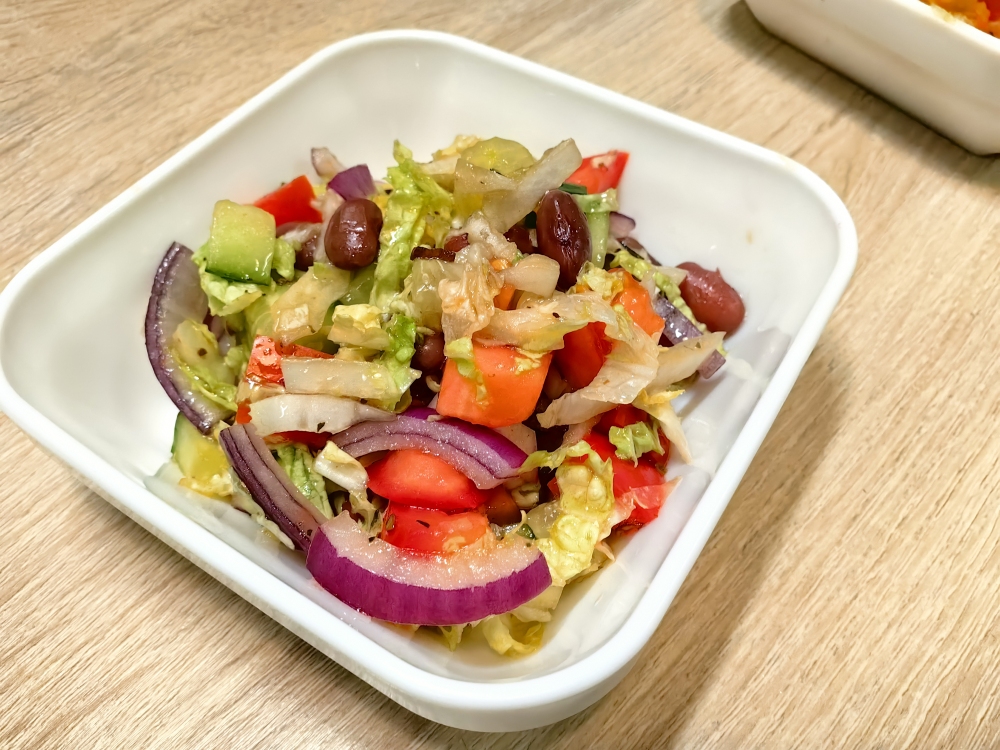 Салат из фасоли с овощами с заправкой