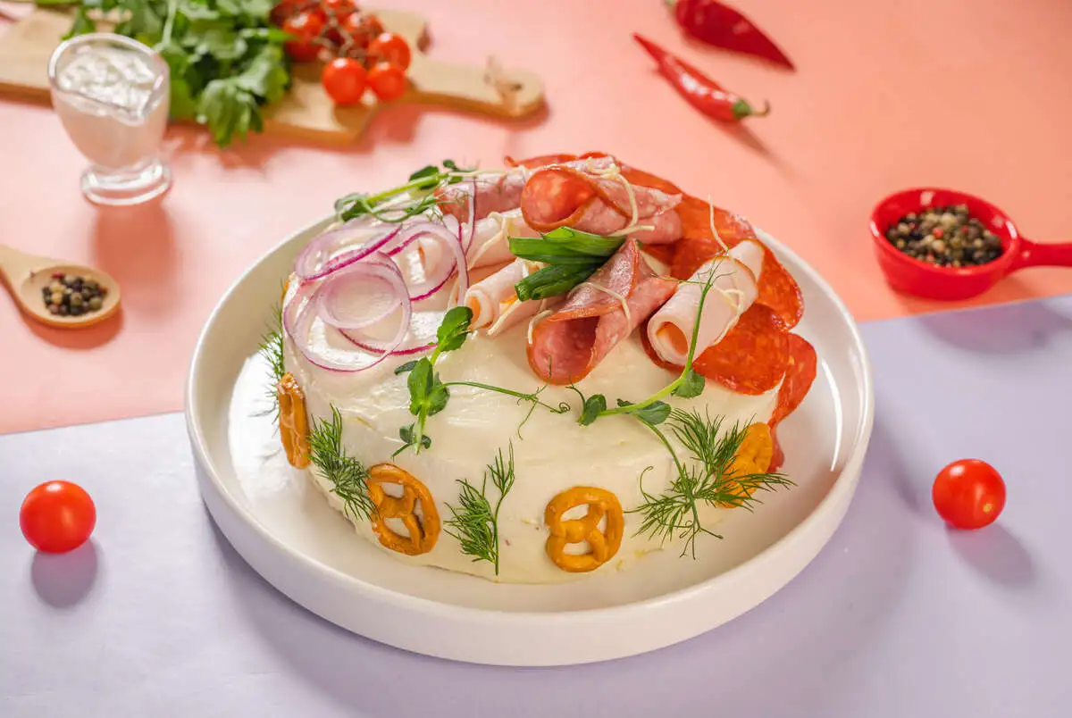 Сэндвич-торт с колбасой