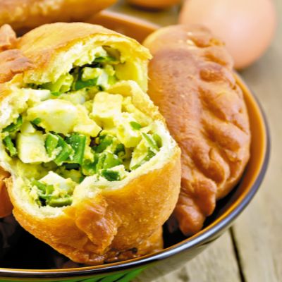 Пирожок с луком и яйцом
