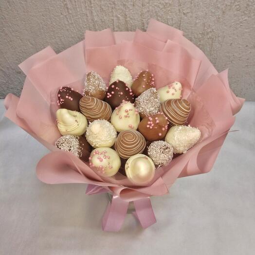 Букет из 19 клубник в шоколаде