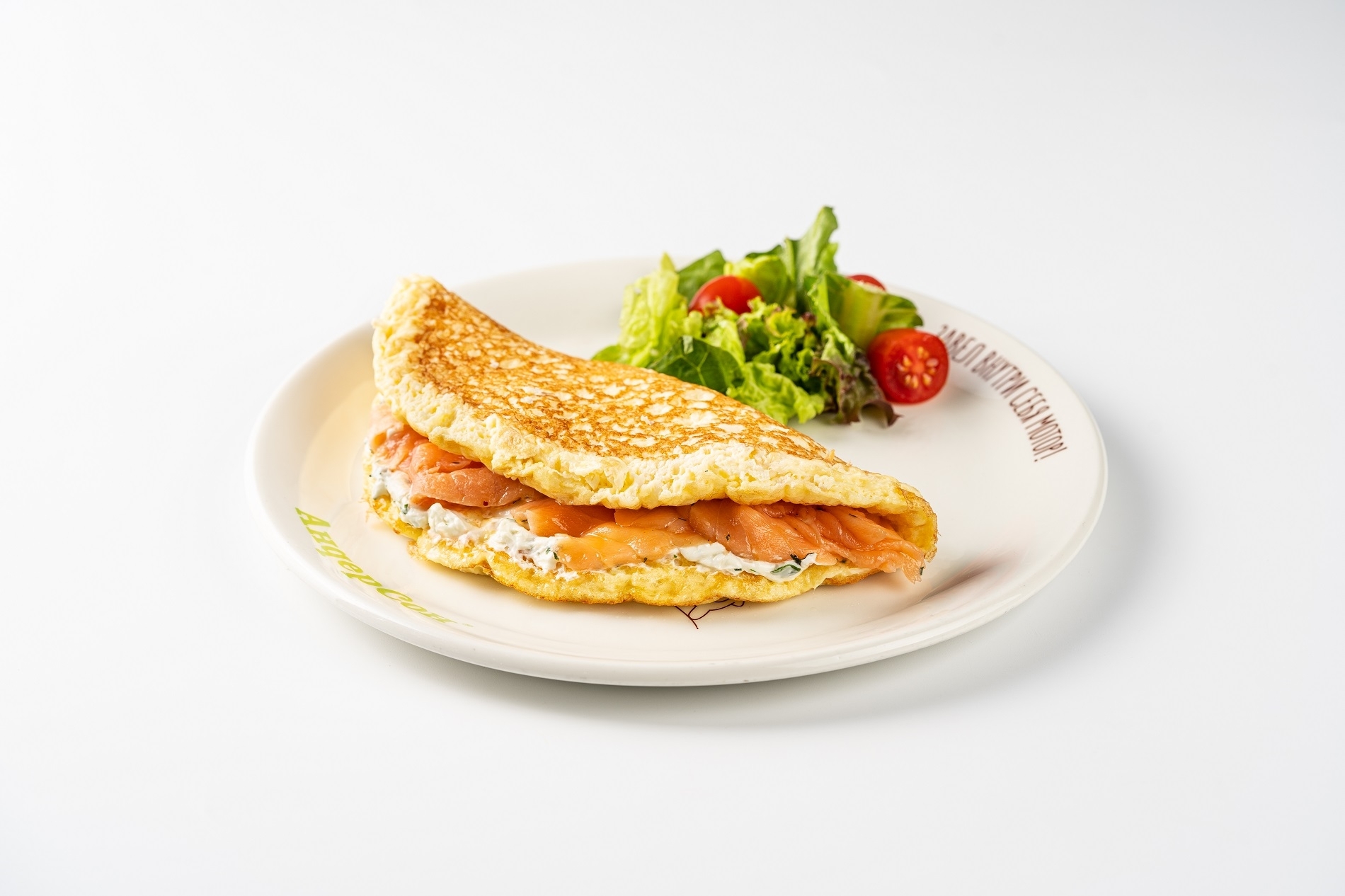 Классический омлет со слабосоленым лососем и кремом-чиз