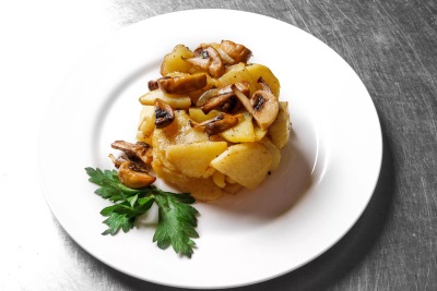 Картофель жареный с грибами и луком