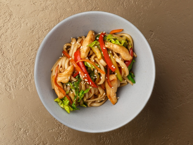 Удон с цыплёнком, овощами и соус терияки