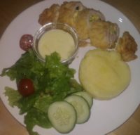 Рулет куриный с картофельным пюре