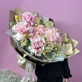 Гортензии с ромашками и розами