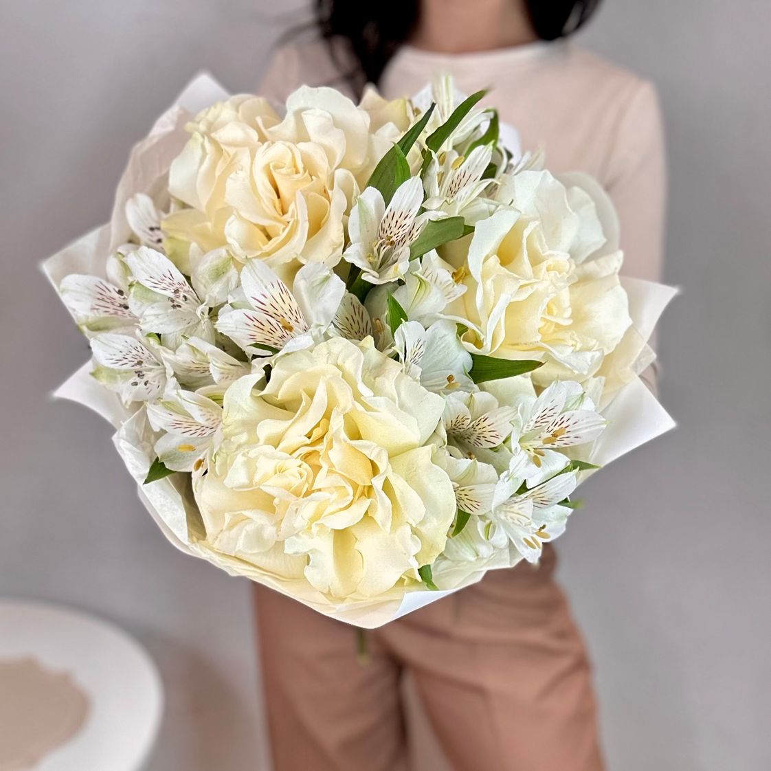 Белые Французские розы и альстромерии