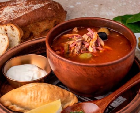 Солянка русская с пирожком с зелёным луком
