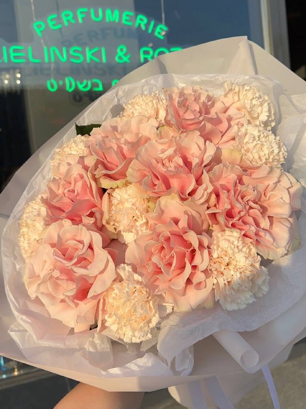 Букет вывернутые розы и диантусы