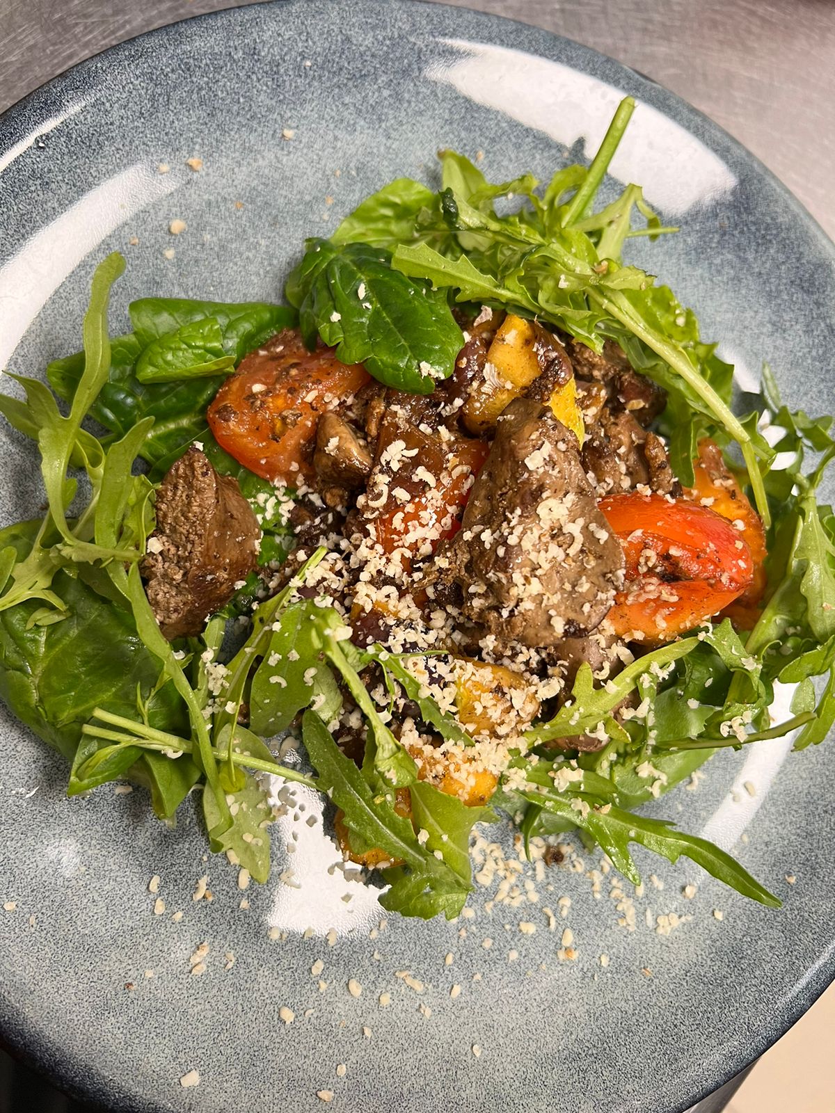 Теплый салат с куриной печенью