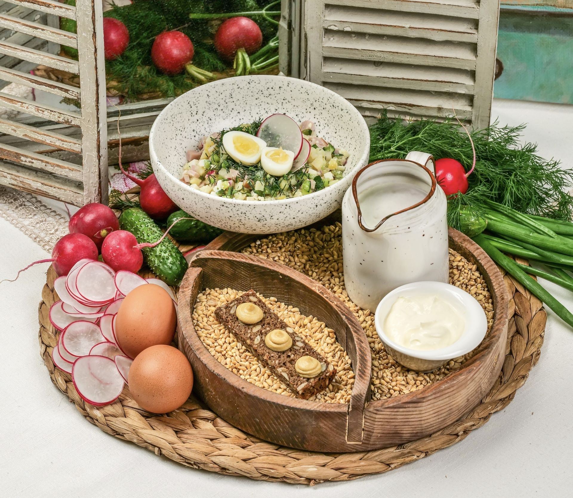 Окрошка на кефире с ветчиной и свежими овощами