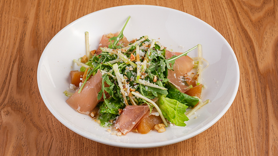 Салат с грушей, рикоттой, прошутто