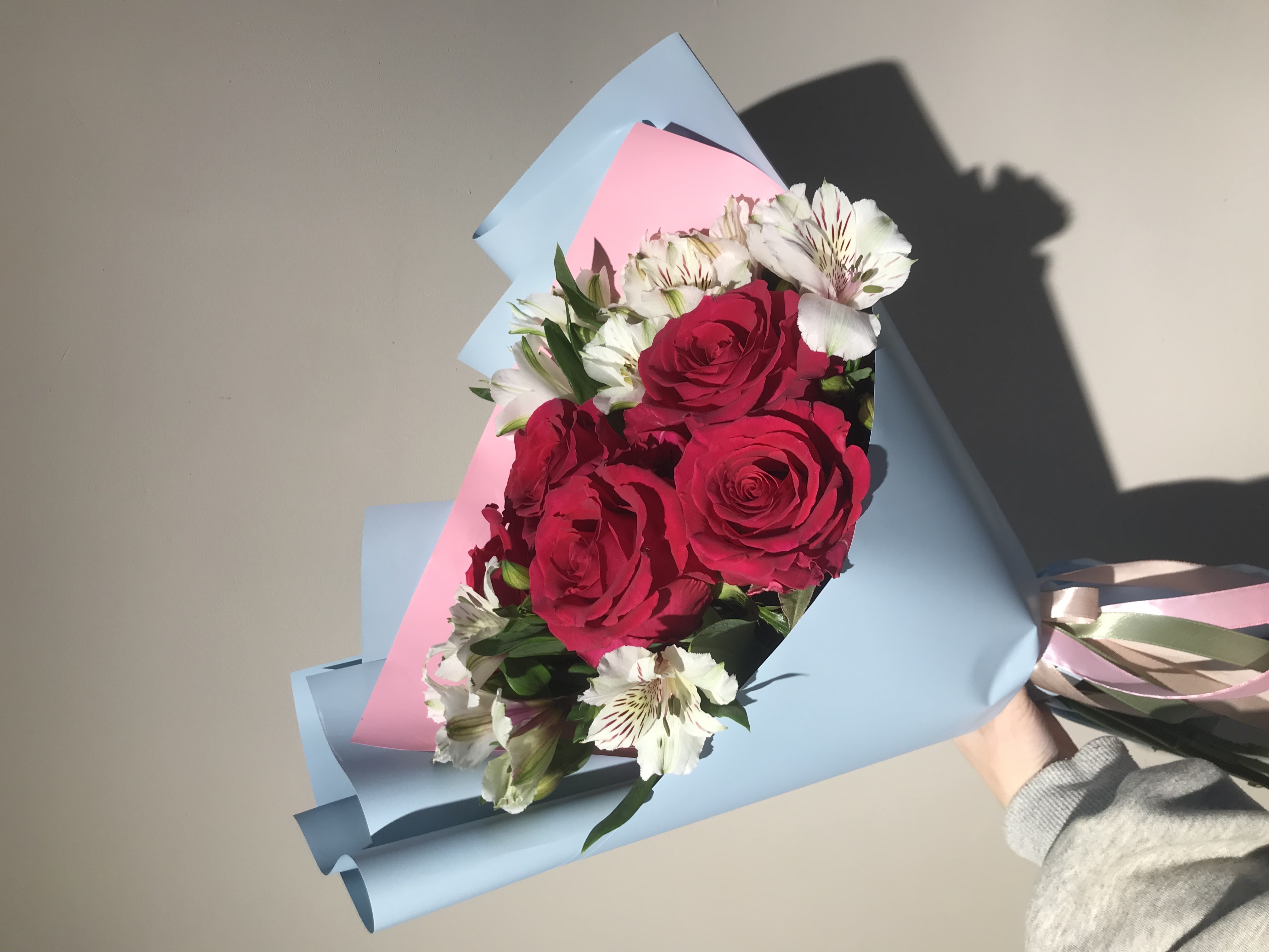 Букет из малиновых роз и альстромерий