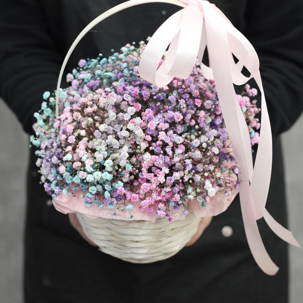 Радужная гипсофила в корзинке