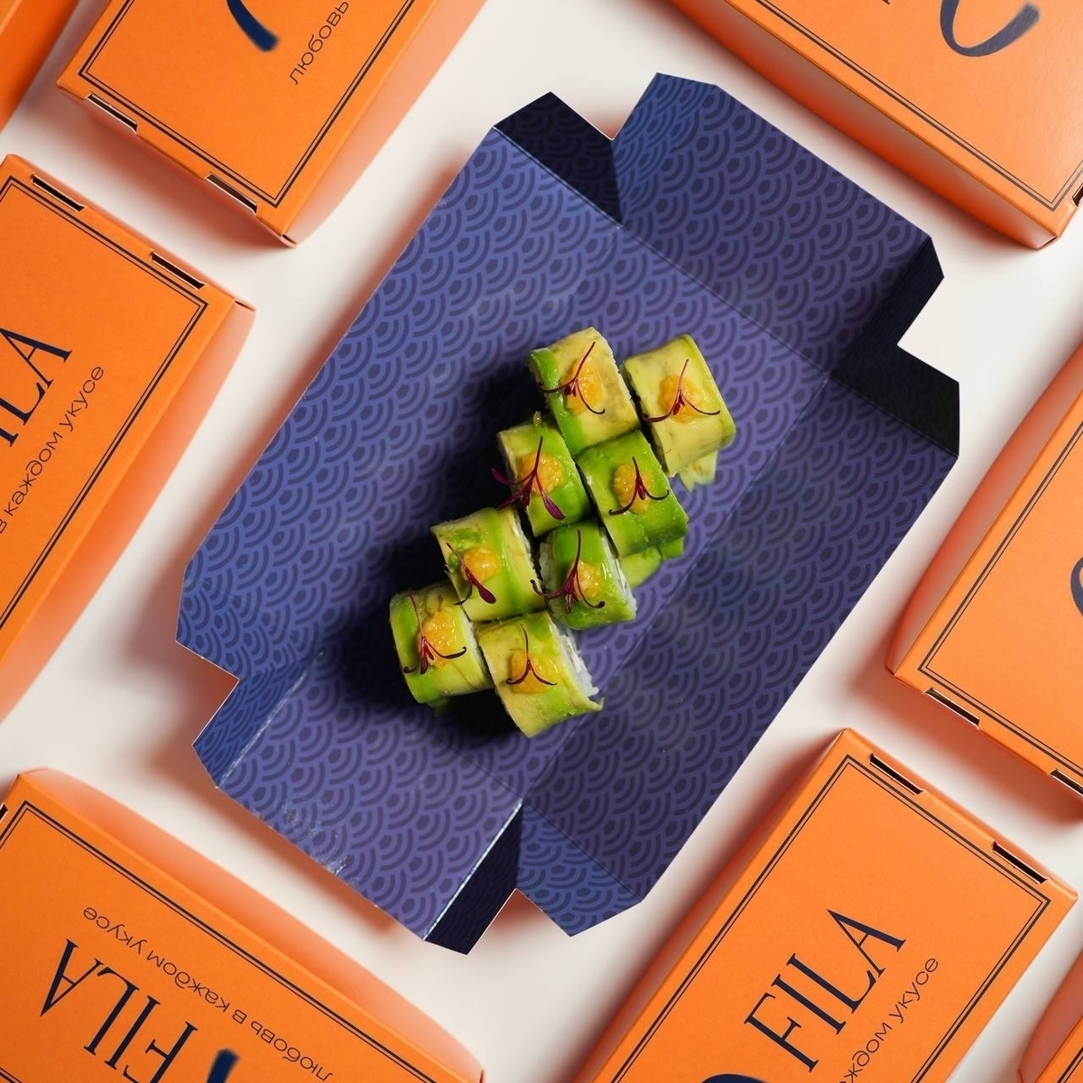 Ролл с крабом, авокадо и лаймом