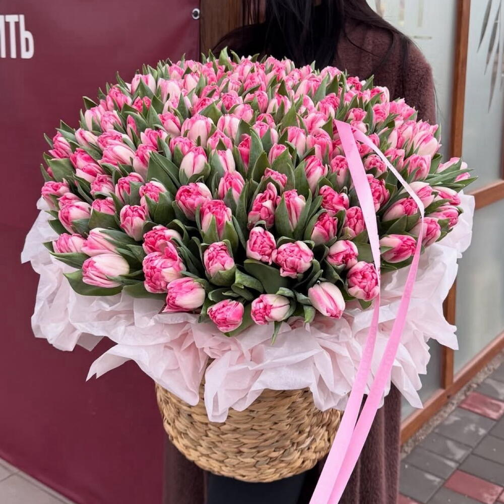 151 тюльпан в корзине кашпо