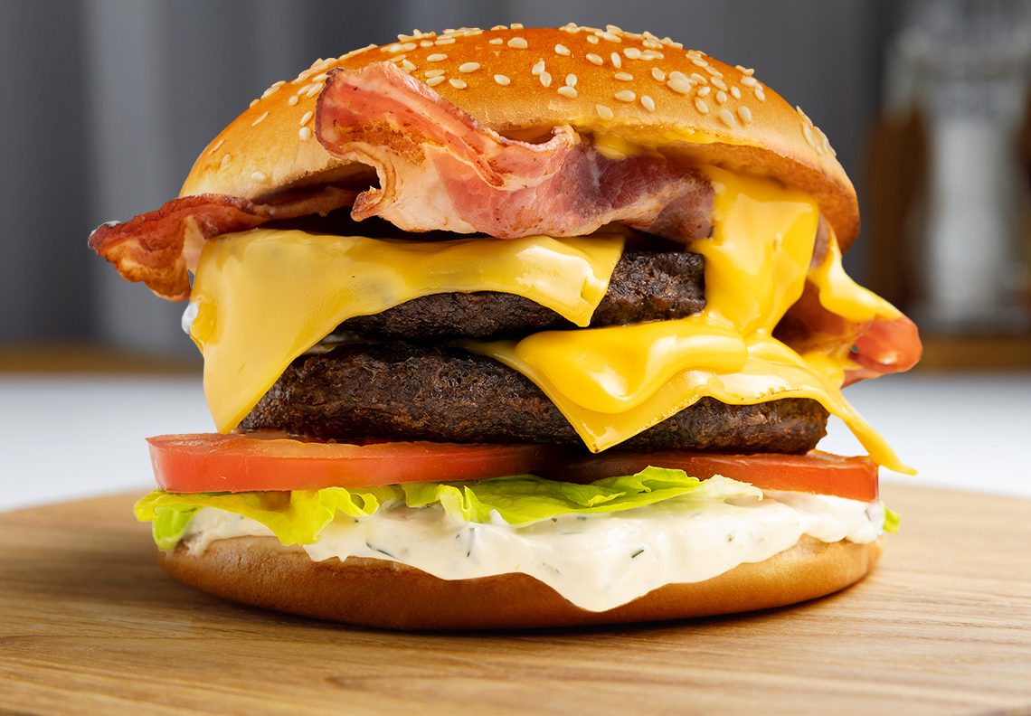 Славный даблбургер с котлетами и беконом