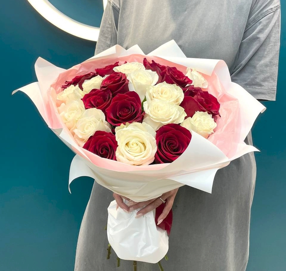 21 эквадорская роза краасные + белые