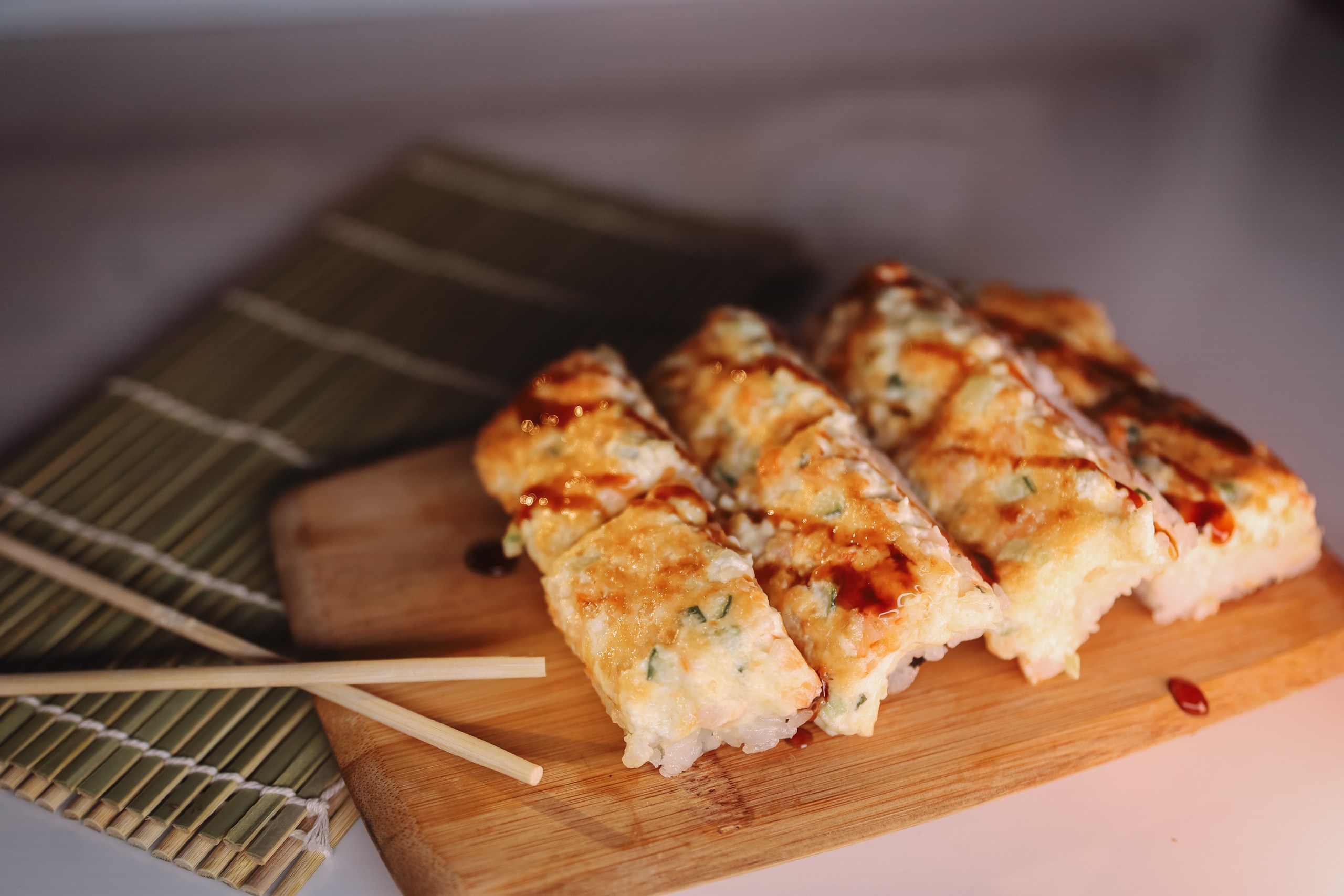 Суши-пицца с креветкой