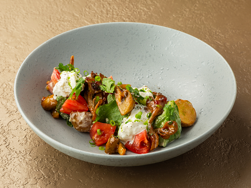 Салат с грибами в соусе свит чили