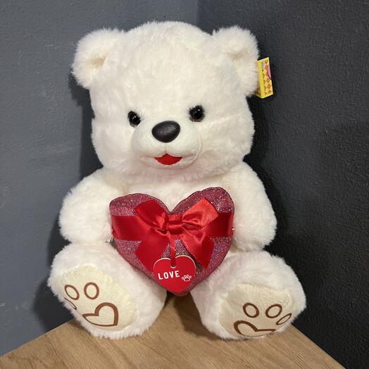 Белый мишка с сердцем