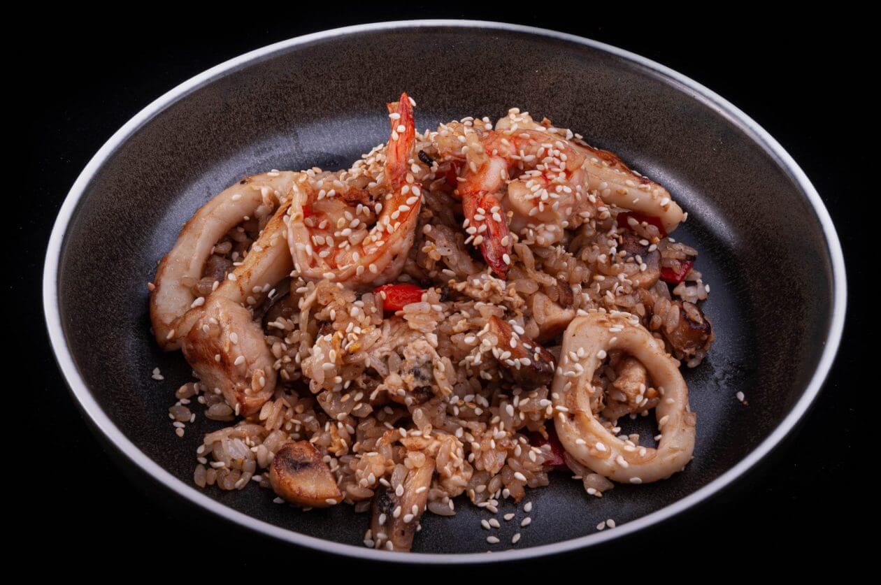 Тепан с креветкой, кальмаром и овощами