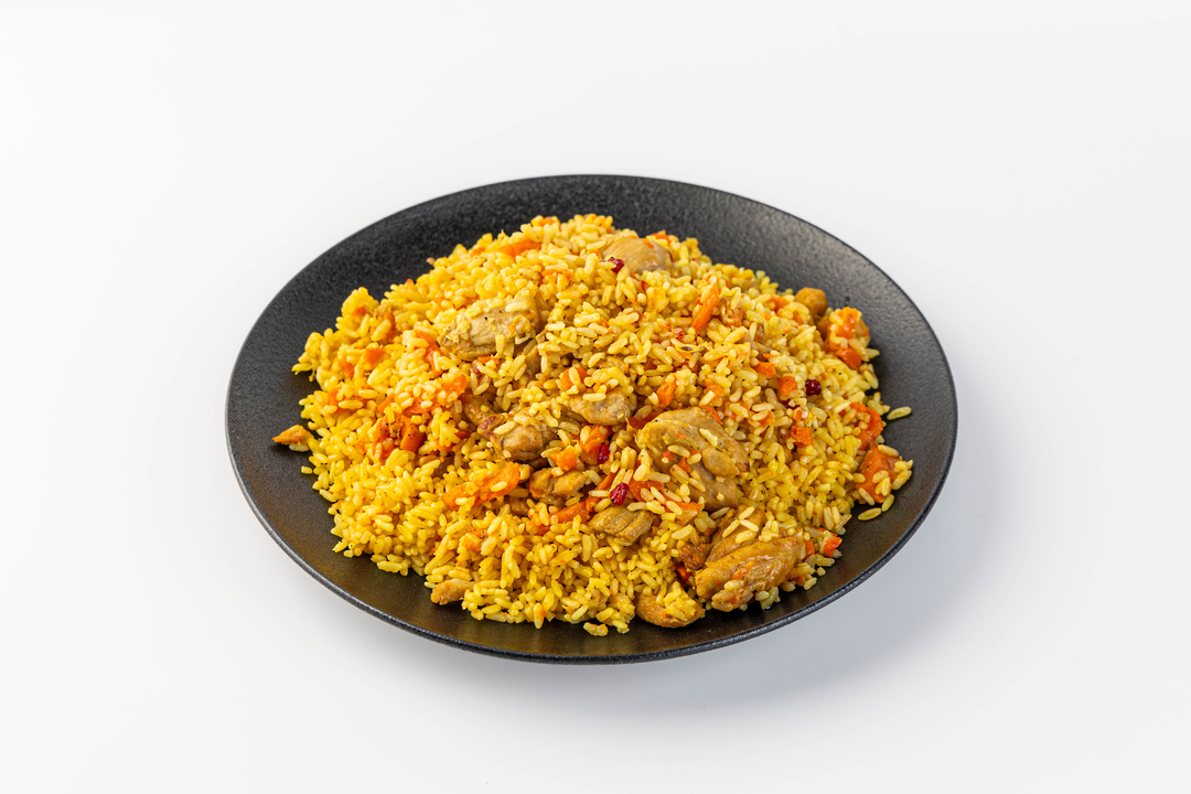 Большая порция плова с курицей и барбарисом