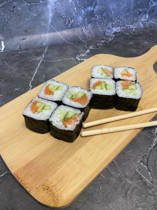 Маки с лососем и огурцом