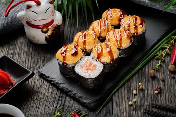 Ролл Маки лосось запеченный