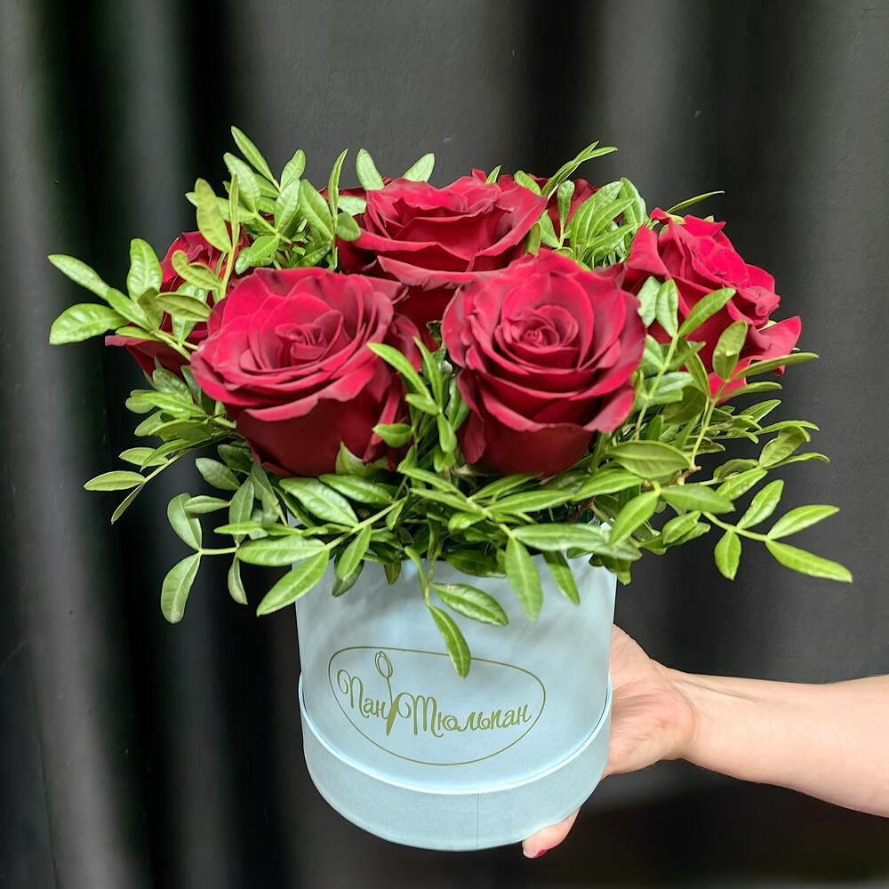 Композиция из 7 красных роз с зеленью в коробке для мамы (код 137)