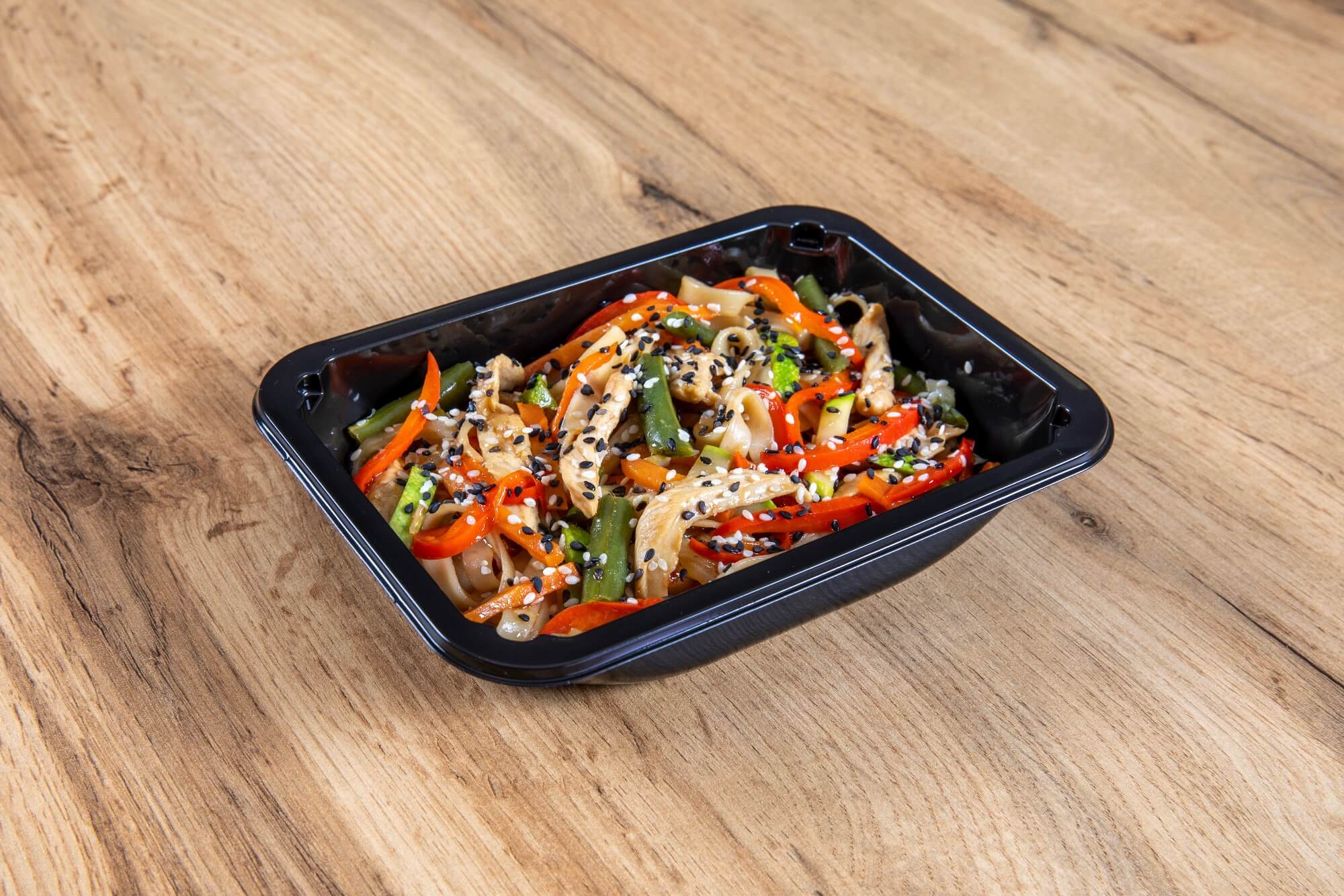 Удон с курицей и овощами