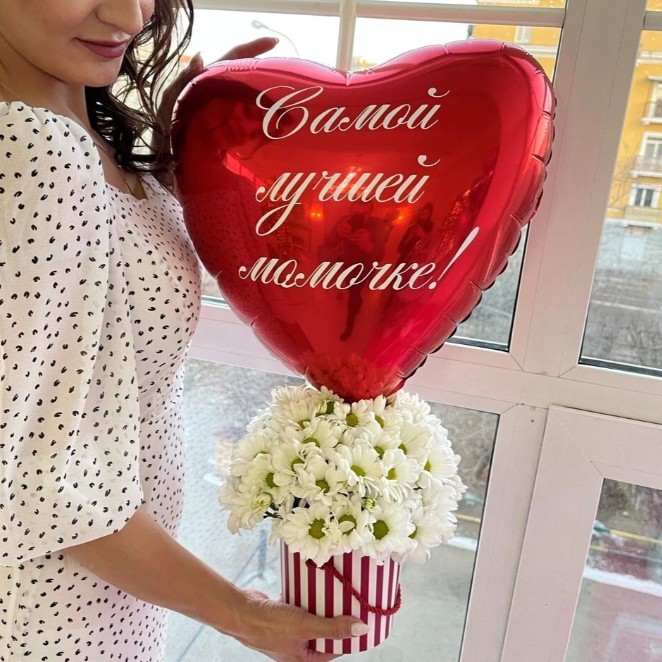 Композиция из хризантем и сердцем