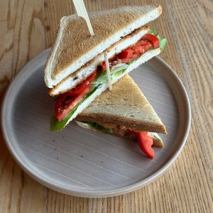 Сендвич с хрустящей курицей, томатами