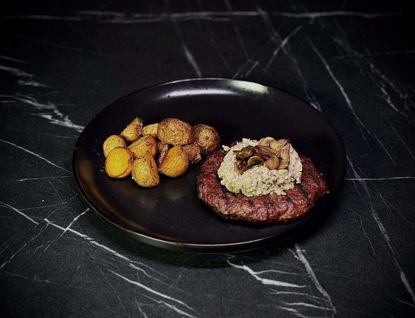 Бифштекс с грибным соусом