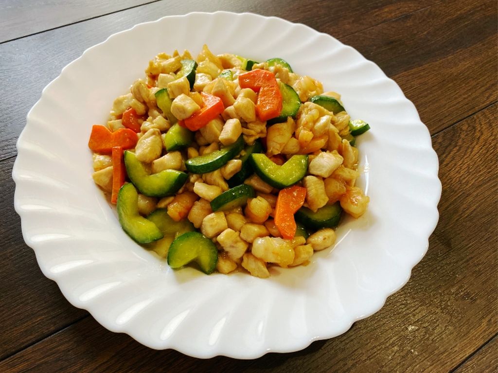 Кусочки курицы с креветками в соусе