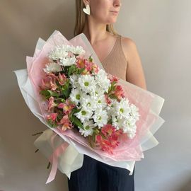 Букет из альстром хризантемы ромашки