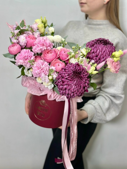 Коробка с бигуди,пионовидныии кустовыми розами,эустомой,маттиолой и