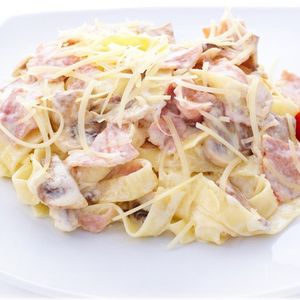 Фетучини с беконом и грибами