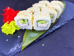 Ролл калифорния в кунжуте