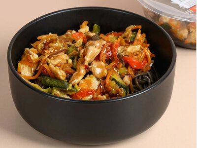 Соба с курицей и овощами