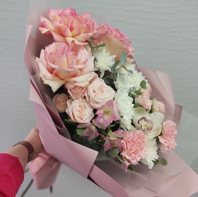 Букет с розами и хризантемой