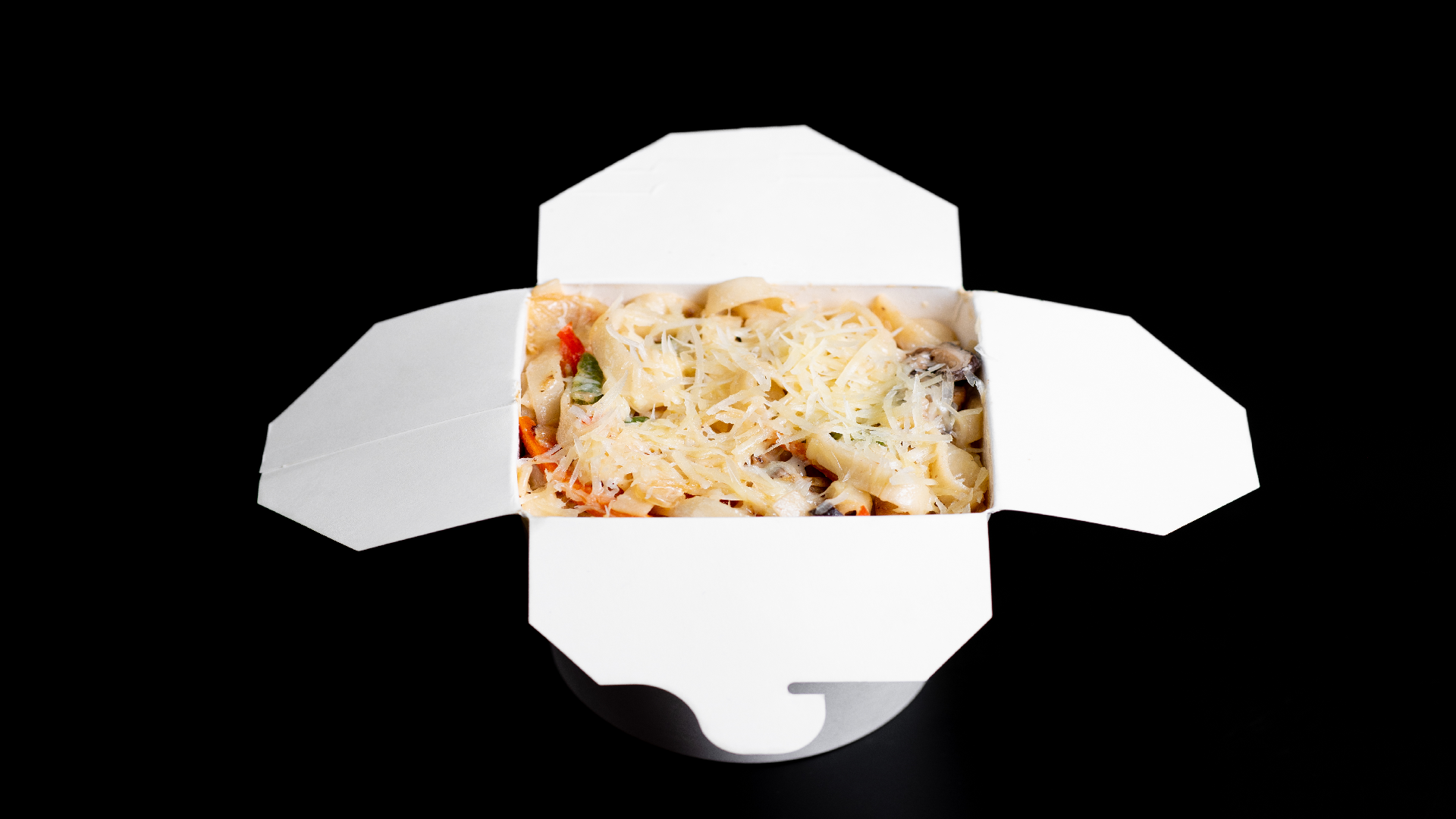 Паста с курицей под сливочным соусом